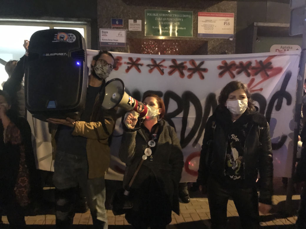 Protest kobiet w Katowicach. Tłumy strajkują przeciwko zakazowi aborcji