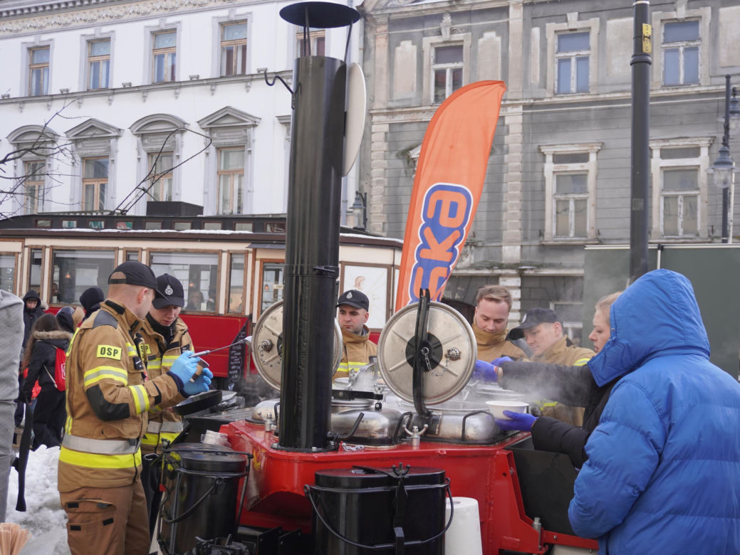 34. Finał WOŚP. Dziennikarze Radia ESKA rozgrzewają Tarnów pysznym żurkiem!