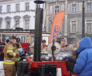 34. Finał WOŚP. Dziennikarze Radia ESKA rozgrzewają Tarnów pysznym żurkiem!