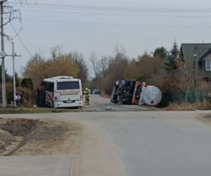 Poważny wypadek w powiecie mińskim: zderzenie cysterny przewożącej gaz z autokarem
