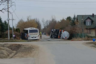 Poważny wypadek w powiecie mińskim: zderzenie cysterny przewożącej gaz z autokarem