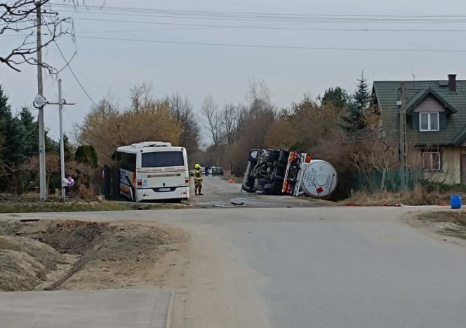 Poważny wypadek w powiecie mińskim: zderzenie cysterny przewożącej gaz z autokarem