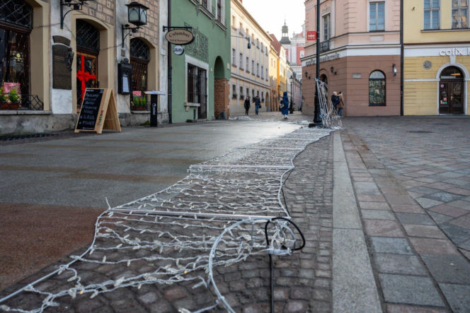 Trwa montaż choinki i świątecznych iluminacji