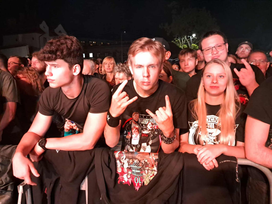 Posadzili drzewa, a następnie dali gorący koncert. Finał akcji zespołu Nocny Kochanek w Skarżysku