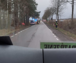 Tragiczny wypadek w Podlaskiem. Opel uderzył w drzewo. Nie żyje 22-latek