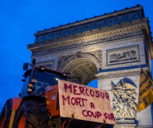 Traktory pod Wieżą Eiffla. Rolnicy blokują Paryż w proteście przeciw umowie UE–Mercosur