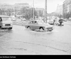 Warszawa zniknęła pod wodą! Zalane ulice i chodniki. Co tam się działo! Archiwalne zdjęcia z lat 60.
