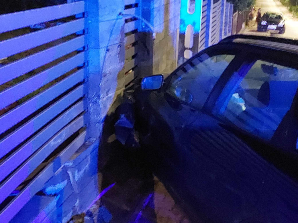 Nocny wypadek na Moniuszki w Starachowicach. Kierowca Audi uciekł z miejsca zdarzenia