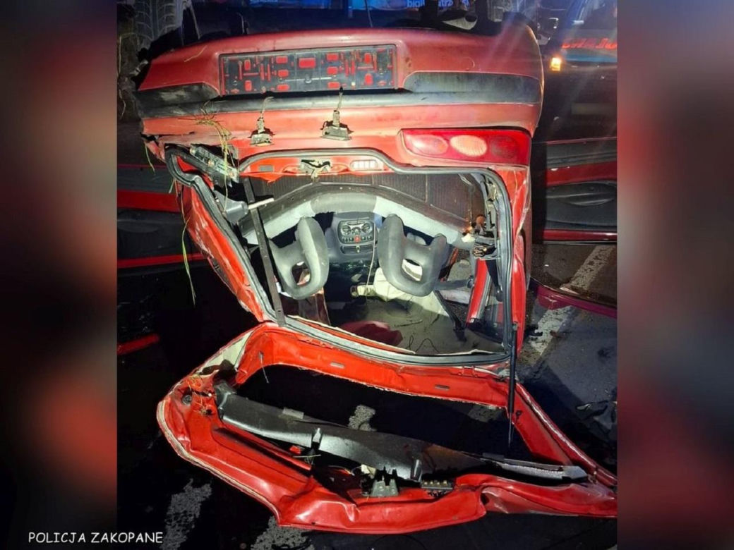 Seicento wpadło w poślizg na łuku drogi i dachowało. W środku 18-latek i pasażerka