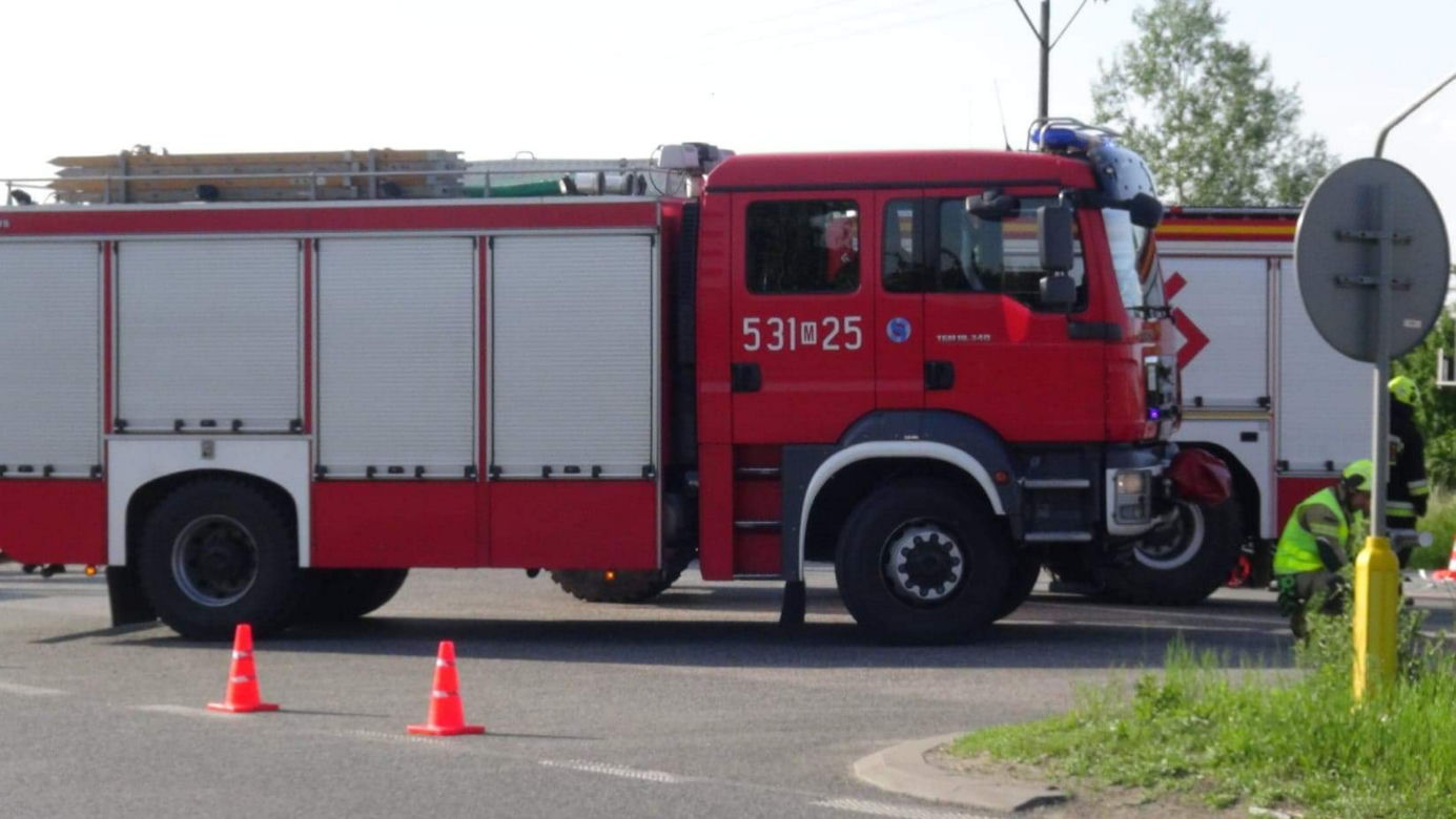 Roztrzaskał się motocyklem o osobówkę. 43-latek trafił do szpitala