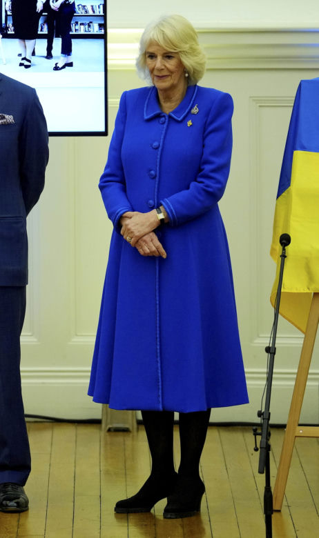 Stylizacje dla kobiet po 50-tce inspirowane królową Camillą 