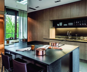 Wygodna kuchnia z wyspą w apartamencie rodzinnym