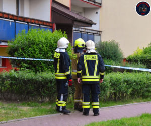Makabryczny pożar w Pruszkowie. Mieszkanie w bloku płonęło jak zapałka. Nie żyje 17-latek