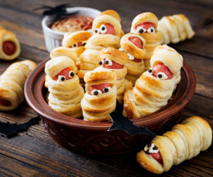 Mumie z parówek - jak zrobić oryginalną przekąskę na Halloween?