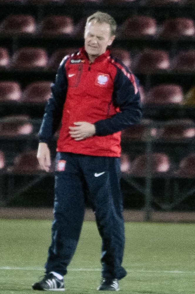 Donald Tusk gra w piłkę