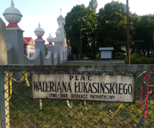 Dwukrotnie otrzymywało prawa miejskie. To jedno z najpiękniejszych miast w Łódzkiem