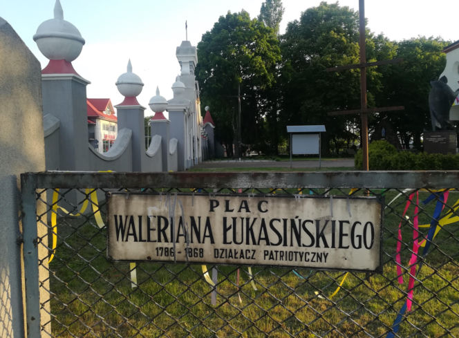 Dwukrotnie otrzymywało prawa miejskie. To jedno z najpiękniejszych miast w Łódzkiem