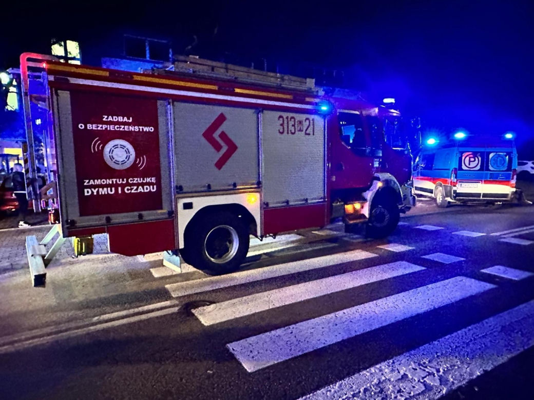 Warszawa. Auto wjechało w ogrodzenie szkoły. 8 osób rannych, w tym sześcioro dzieci