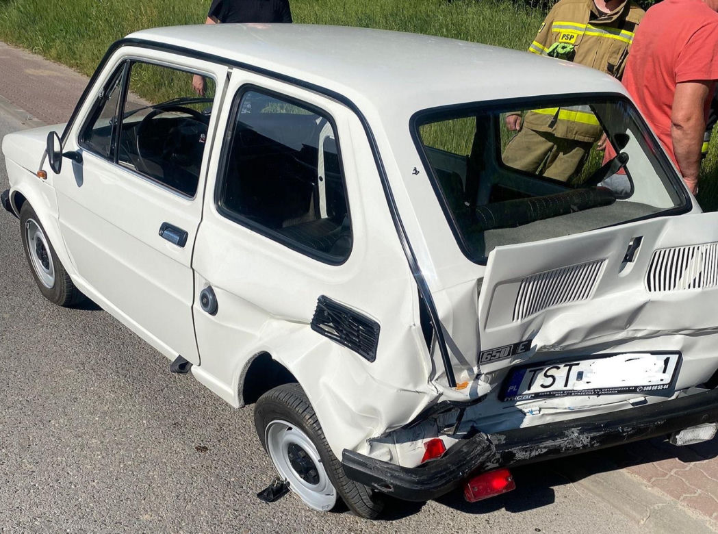 Groźny wypadek w Pawłowie. Dwoje dzieci i kierowca "Malucha" w szpitalu 