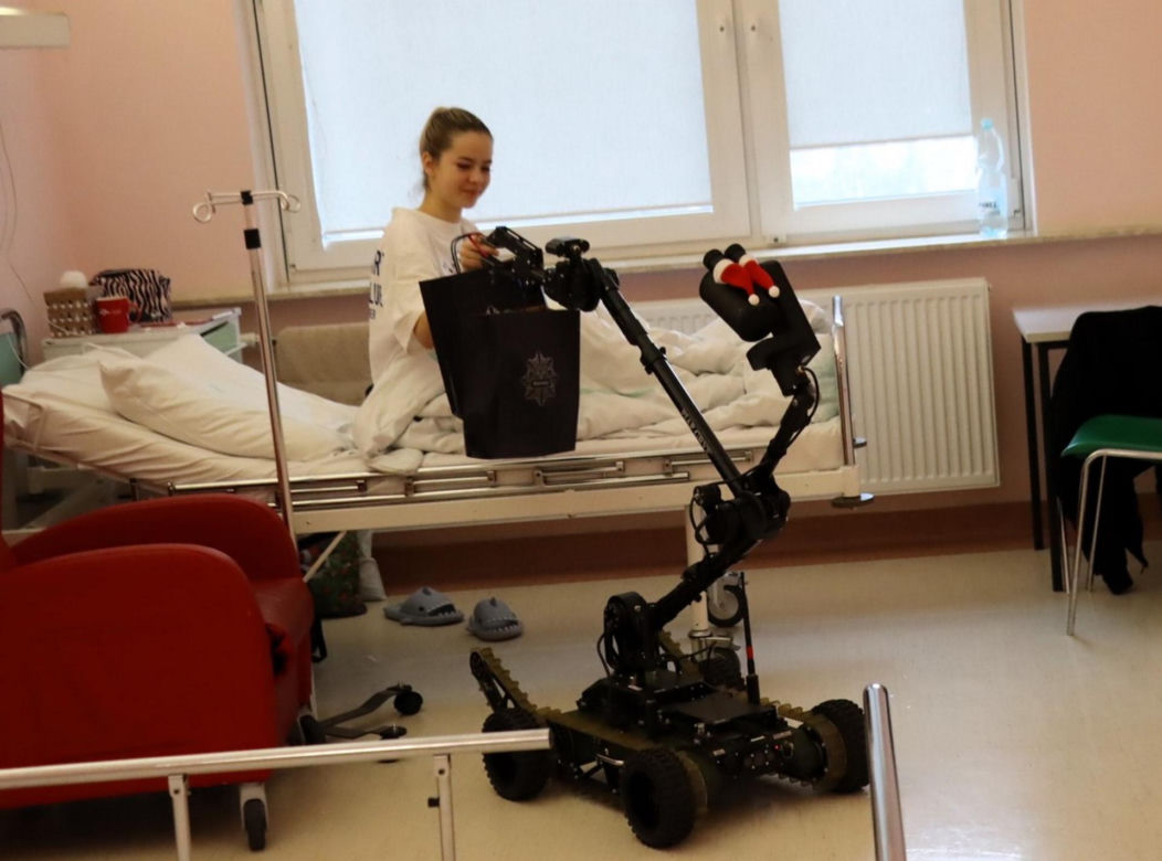 Kontrterroryści w czapkach św. Mikołaja zwisali z dachu szpitala. Zrobili to dla dzieci