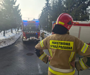 Szkoła ewakuowana z powodu telefonu uczennicy. Strażacy ostrzegają o niebezpieczeństwie