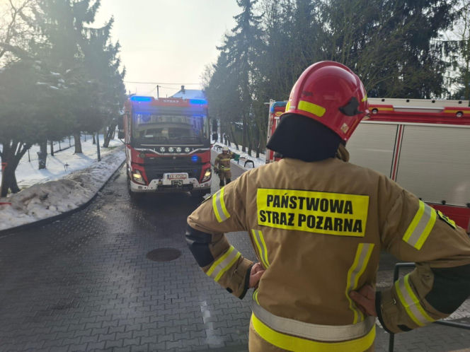 Szkoła ewakuowana z powodu telefonu uczennicy. Strażacy ostrzegają o niebezpieczeństwie
