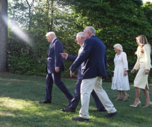 Król Karol i królowa Kamila u Trumpów. Melania dała im herbatę, a potem pokazała pasiekę w kształcie Białego Domu