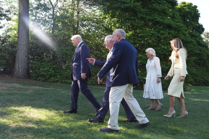 Król Karol i królowa Kamila u Trumpów. Melania dała im herbatę, a potem pokazała pasiekę w kształcie Białego Domu