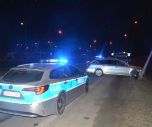 Pijana 67-latka wjechała w latarnię. Próbowała oszukać policjantów
