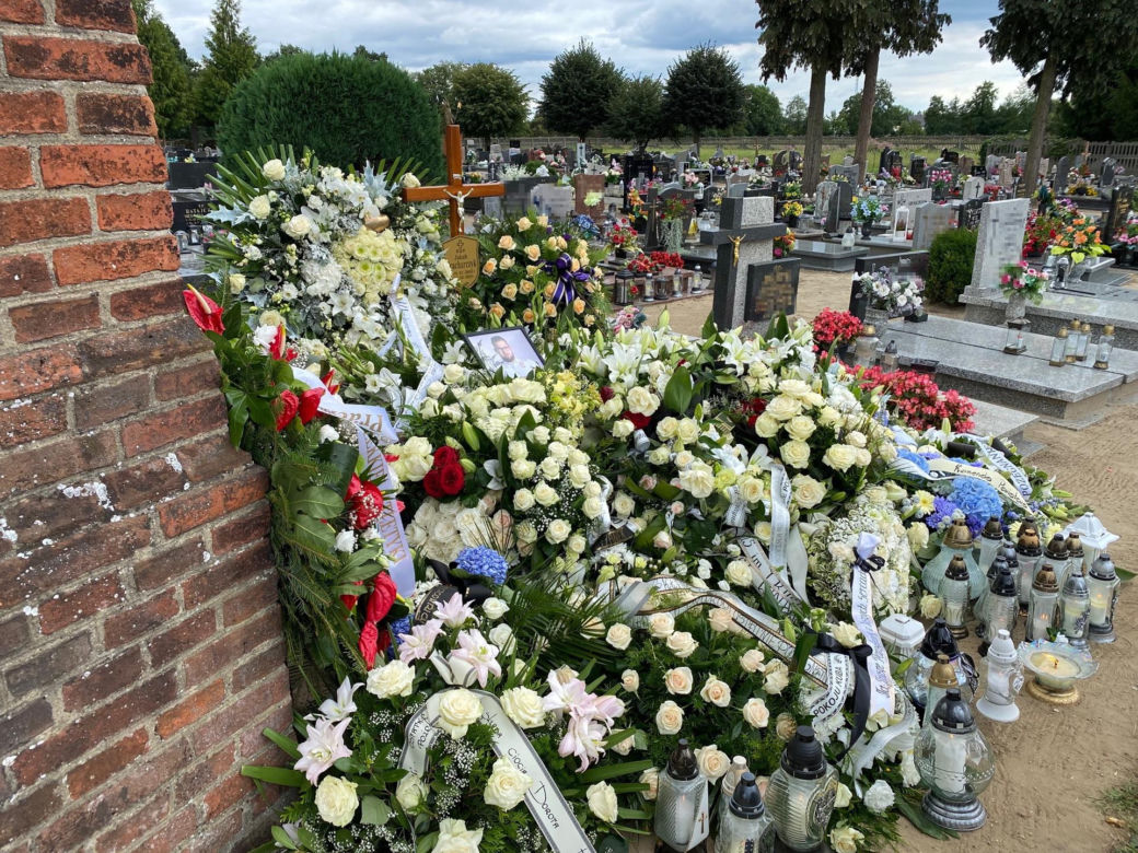 Przejmujący widok na grobie Jakuba Pracharczyka. 20-latek zginął w katastrofie awionetki