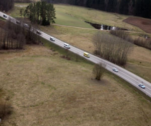 Wielki transport z cudzoziemcami przekroczył granicę. Pojechali w kierunku Litwy [ZDJĘCIA]