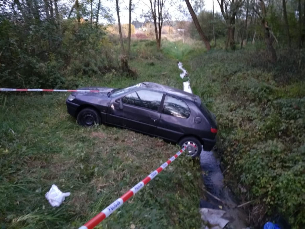 Tarnów. Kierowca zaparkował tuż nad potokiem. Co tam się stało?