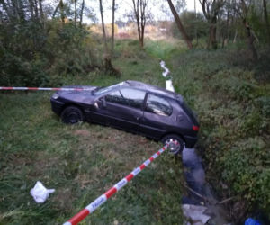 Tarnów. Kierowca zaparkował tuż nad potokiem. Co tam się stało?