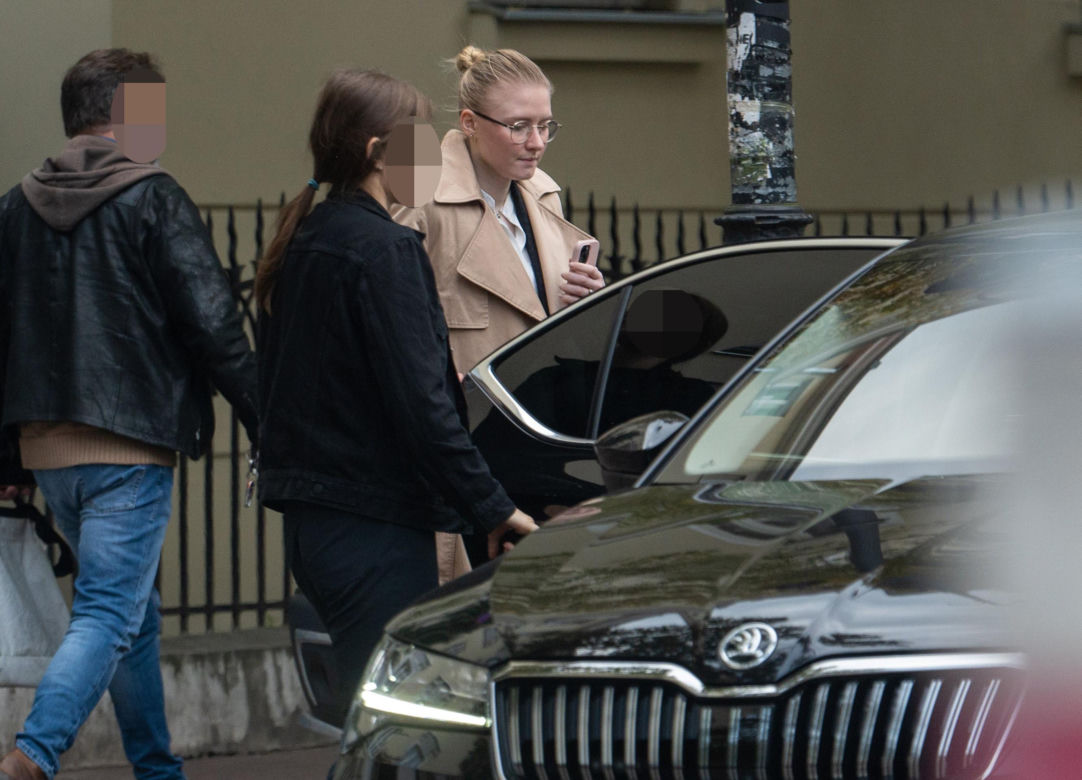 Dawno niewidziana Kinga Duda zadaje szyku w karmelowym płaszczu