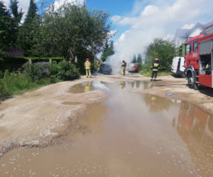 Pożar samochodu przy ul. Działkowej w Nowodworcach