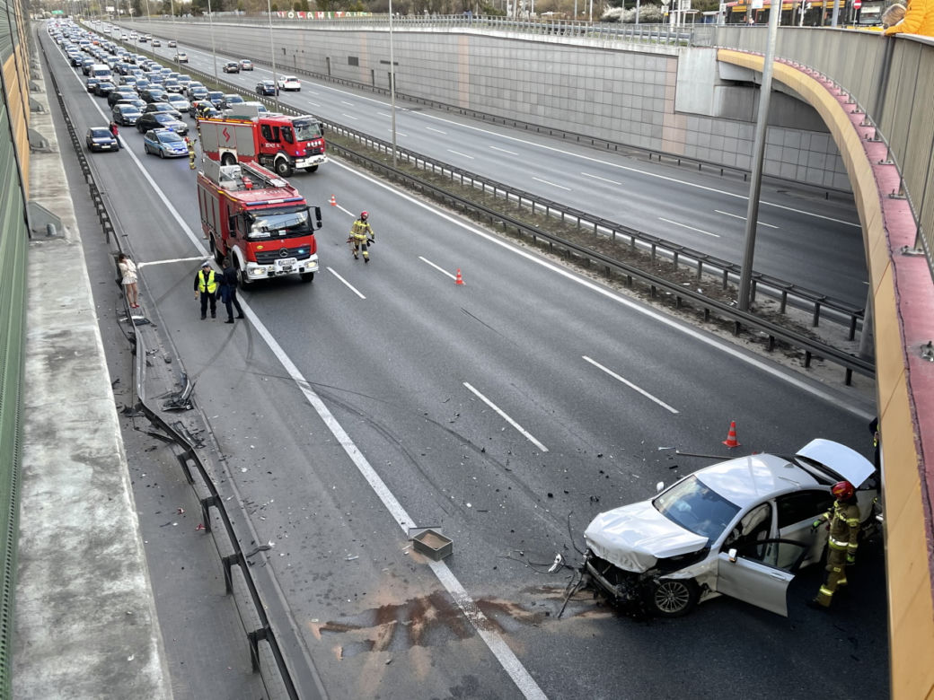 Gigantyczny korek na S8 w kierunku Poznania. BMW huknęło w barierki