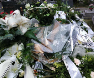 Tragedia w Salisbury. Zamordowane kobiety pochowane w Tarnowie. Grobu nie widać spod kwiatów
