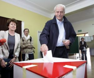 Andrzej Olechowski głosuje z żoną Ireną 