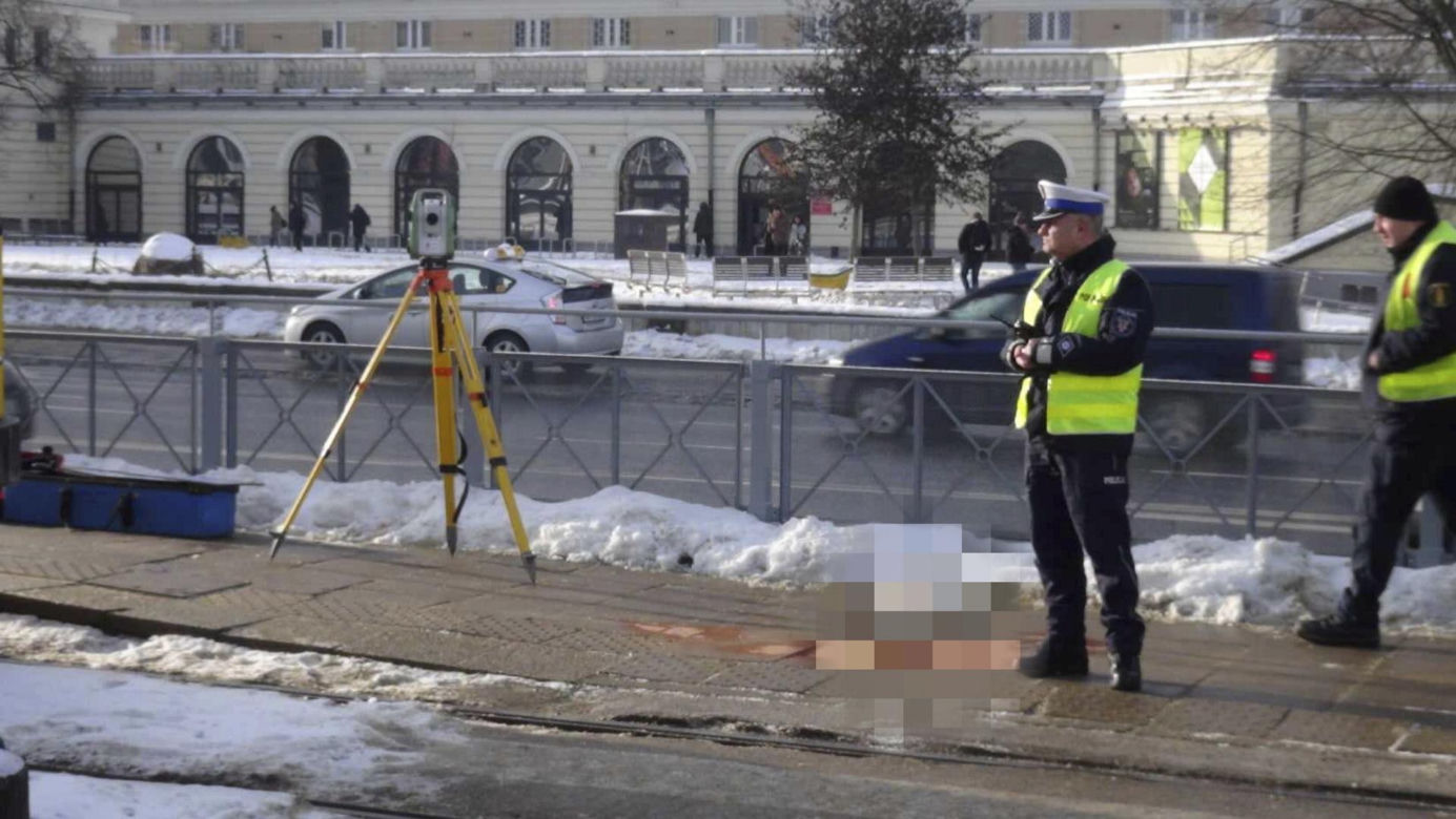 Potrącenia pieszej przez tramwaj na przystanku Ratusz-Arsenał