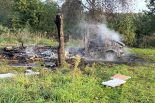 Tajemnicza śmierć i pożar kampera. Ciało kobiety znaleziono w lesie