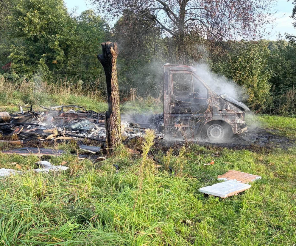 Wrak spalonego kampera na łące pod lasem. O tragicznych skutkach pożaru w Połajewicach przeczytasz na Eska Poznań.