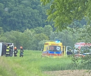 Wypadek autobusu z dziećmi! Są poszkodowani, droga zablokowana