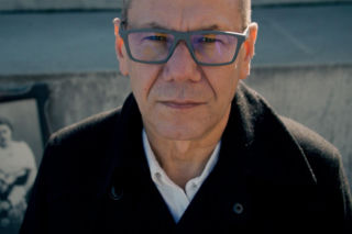 Jacek Bryndal: Dom rodzinny sprzedałem, jestem teraz znikąd”.  Premiera bardzo osobistego singla artysty