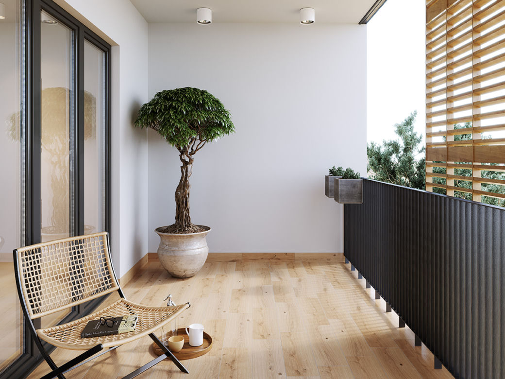 Mały balkon w bloku lub kamienicy z drewnianą posadzką. 