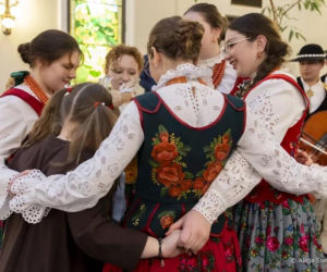 Uczniowie z Zakopanego ubrali choinkę w Pałacu Prezydenckim. Córka Pierwszej Damy skradła show!