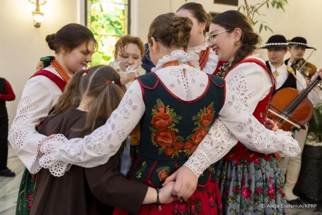 Uczniowie z Zakopanego ubrali choinkę w Pałacu Prezydenckim. Córka Pierwszej Damy skradła show!