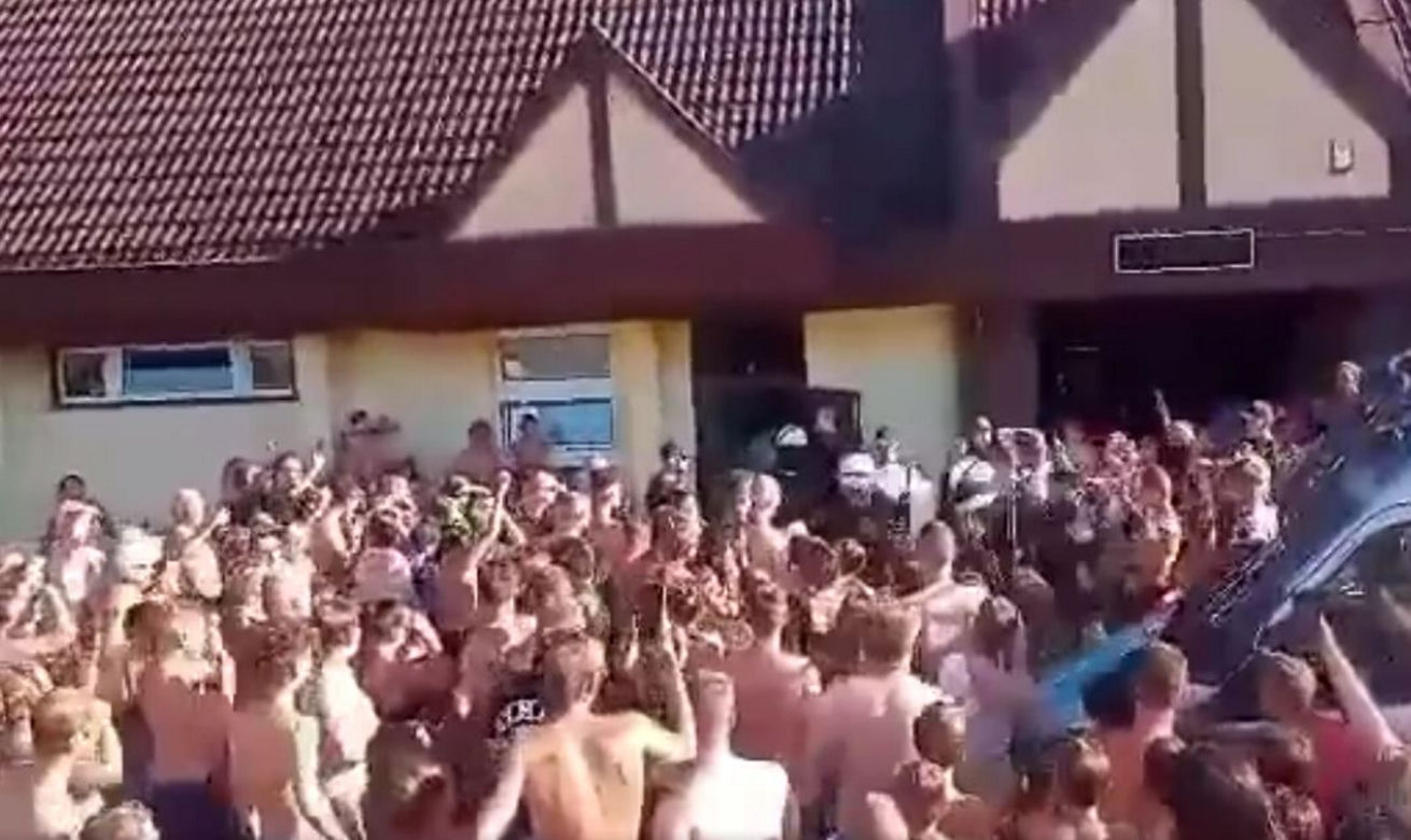 Tłum chciał dokonać samosądu na pedofilach? Szokujące sceny na basenie 