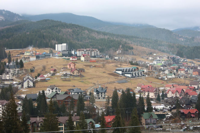 Ukraińcy pławią się w luksusie i bawią w najlepsze? Tak naprawdę wygląda Bukovel