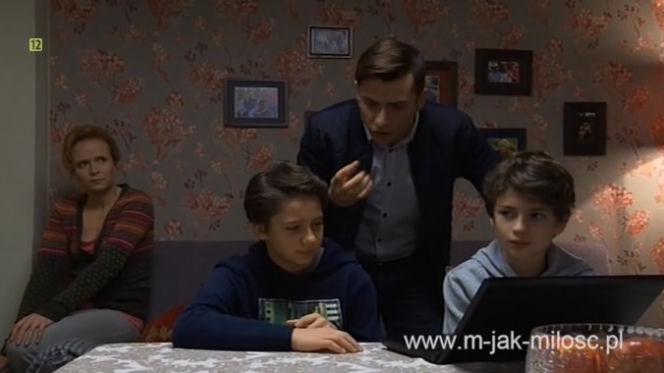 M jak miłość odc. 1212. Mateusz (Krystian Domagała), Antek (Jakub Jankowski), Ewa (Dominika Kluźniak), Marek (Kacper Kuszewski)