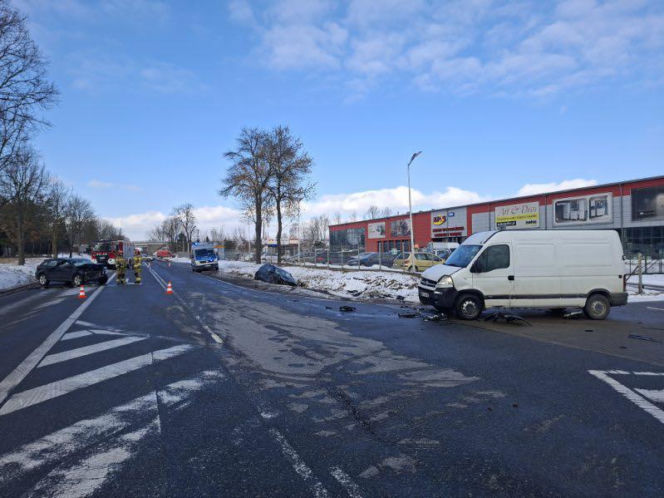 W Ujrzanowie na DK 63 zderzyły się trzy pojazdy